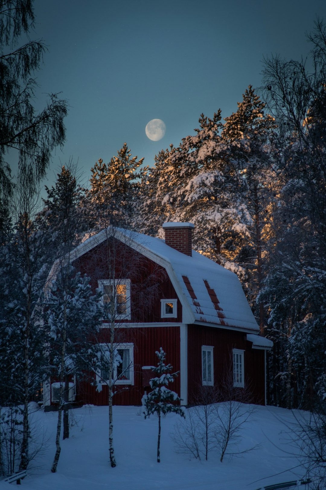 Das Leben in Schweden in einem roten Holzhaus im Winter